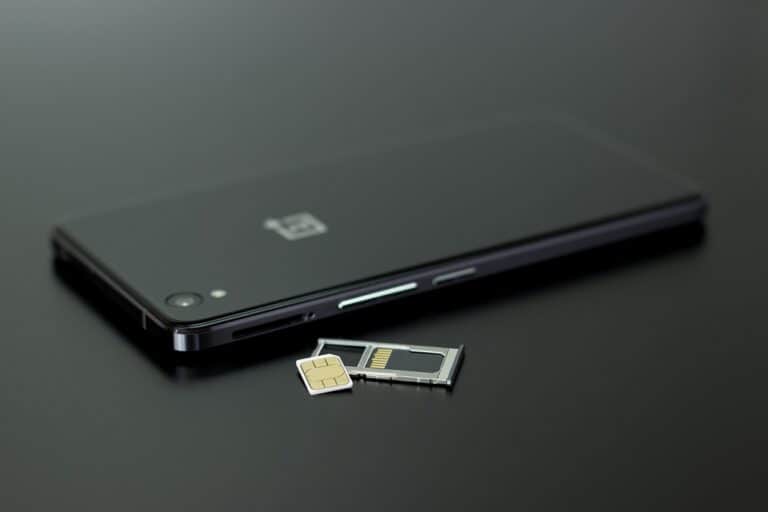 Mobile Tech Travel Tips to Save on Costs