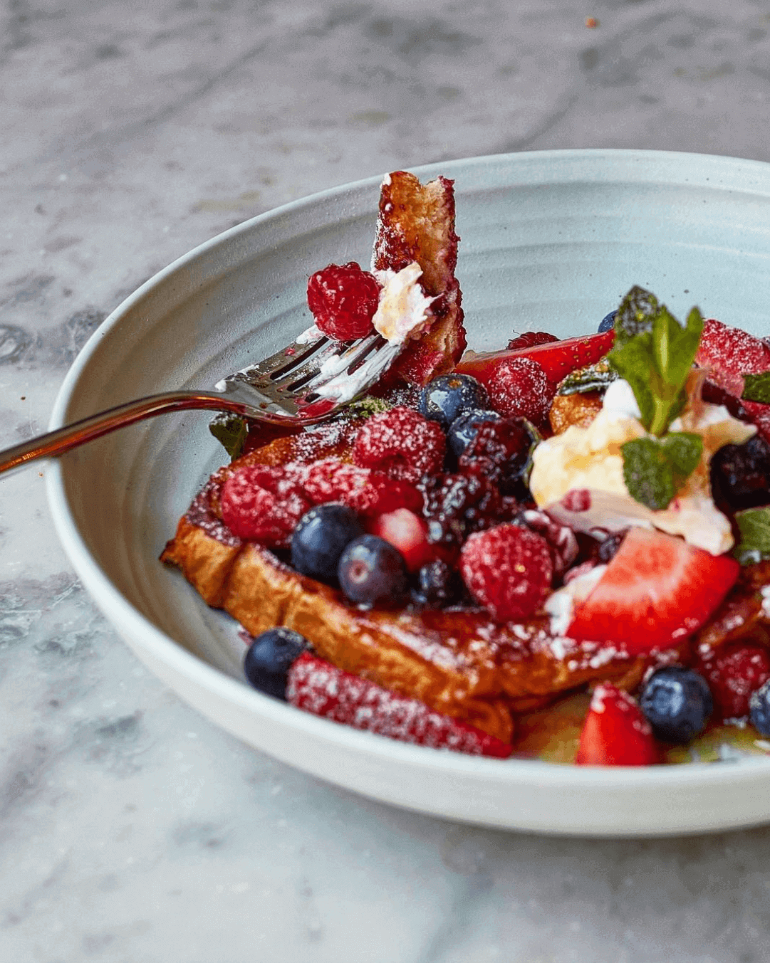 Cote London Bridge Hays Galleria Cote London Bridge Hay’s Galleria is a great place to eat near London Bridge with it's famous French toast covered with fresh berries, clotted cream and maple