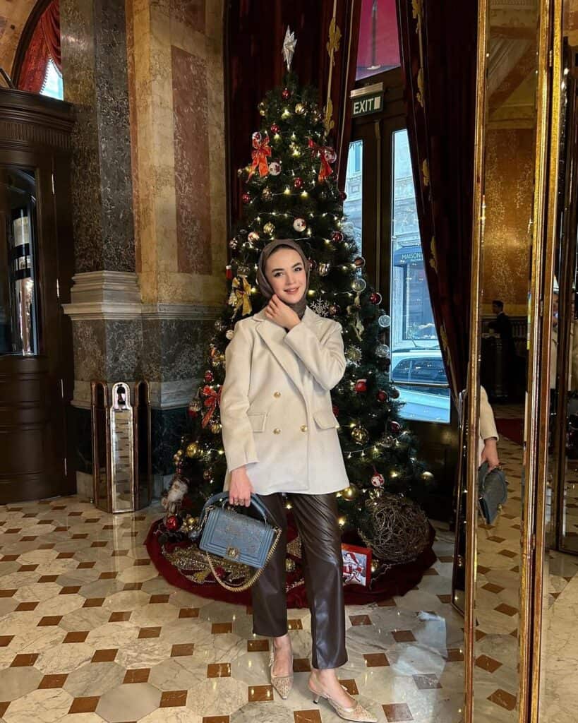 Christmas Outfits in London 14