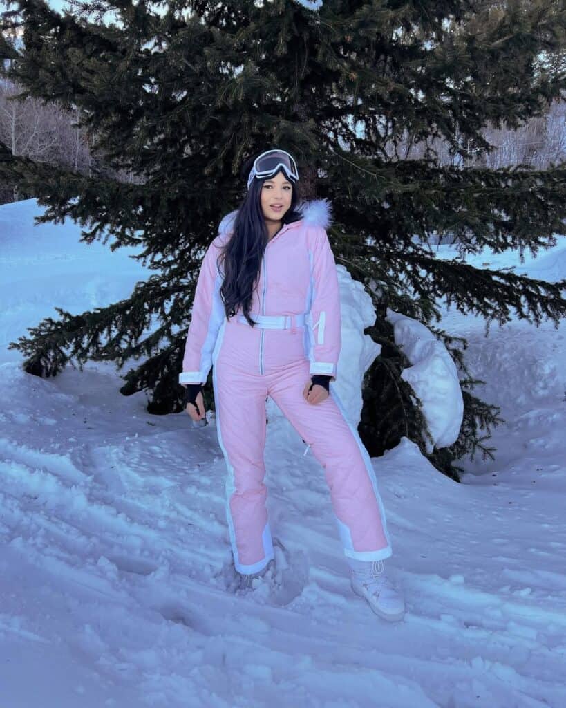 Stylish Ski Outfits for Women 10