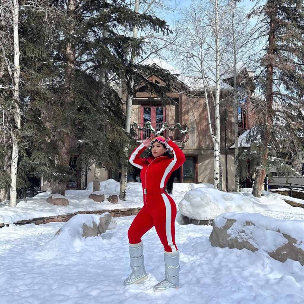 Stylish Ski Outfits for Women 11