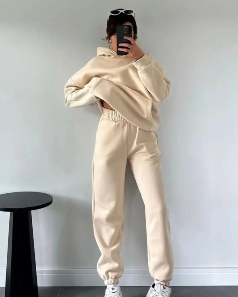Sweatpants Outfits For Women 11
