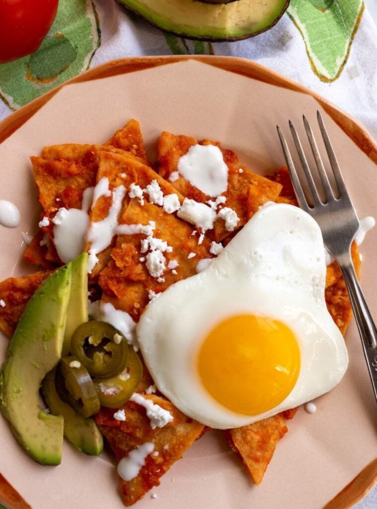chilaquiles rojos con huevos