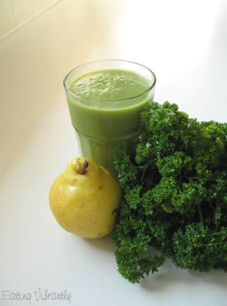 parsley pear green smoothie