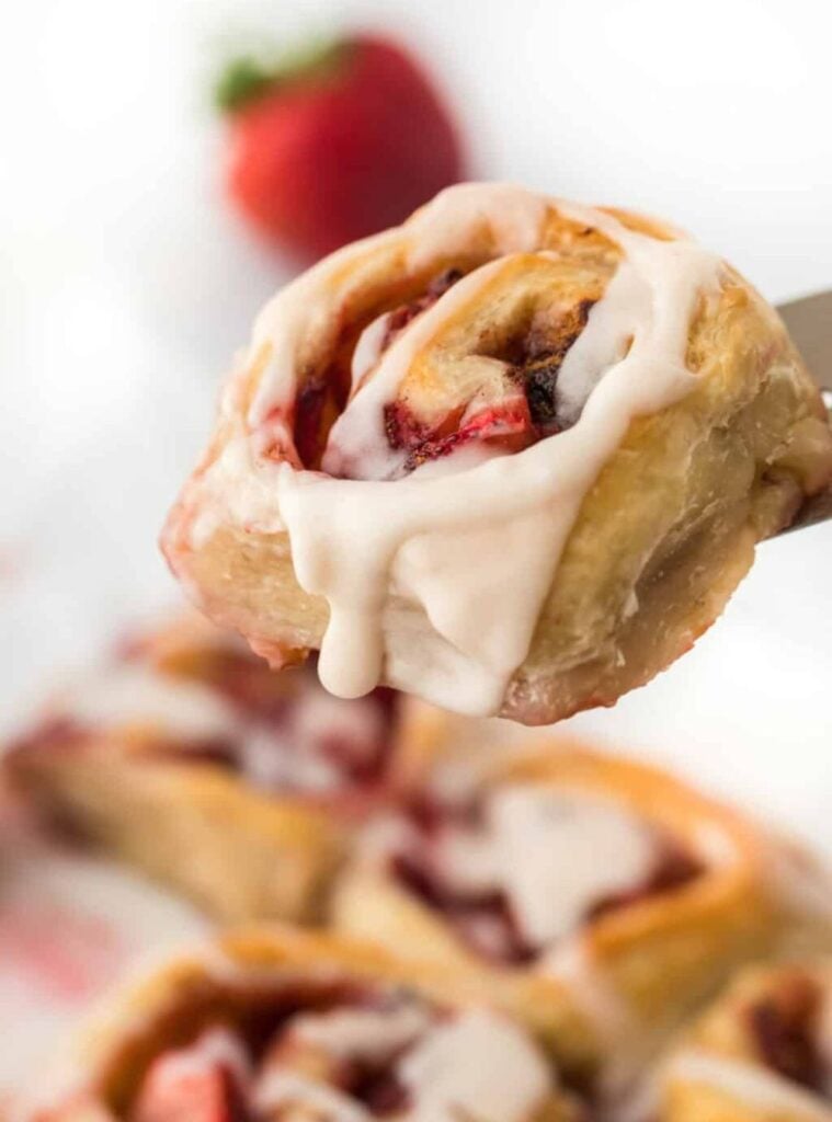 strawberry cinnamon rolls