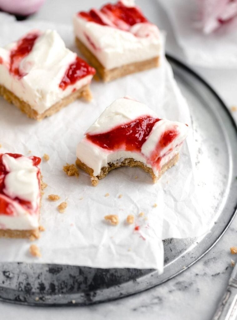 no-bake strawberry cheesecake bars