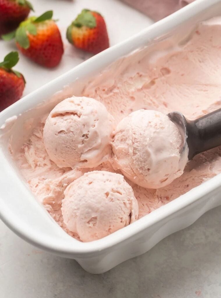 strawberry ice cream (no churn)