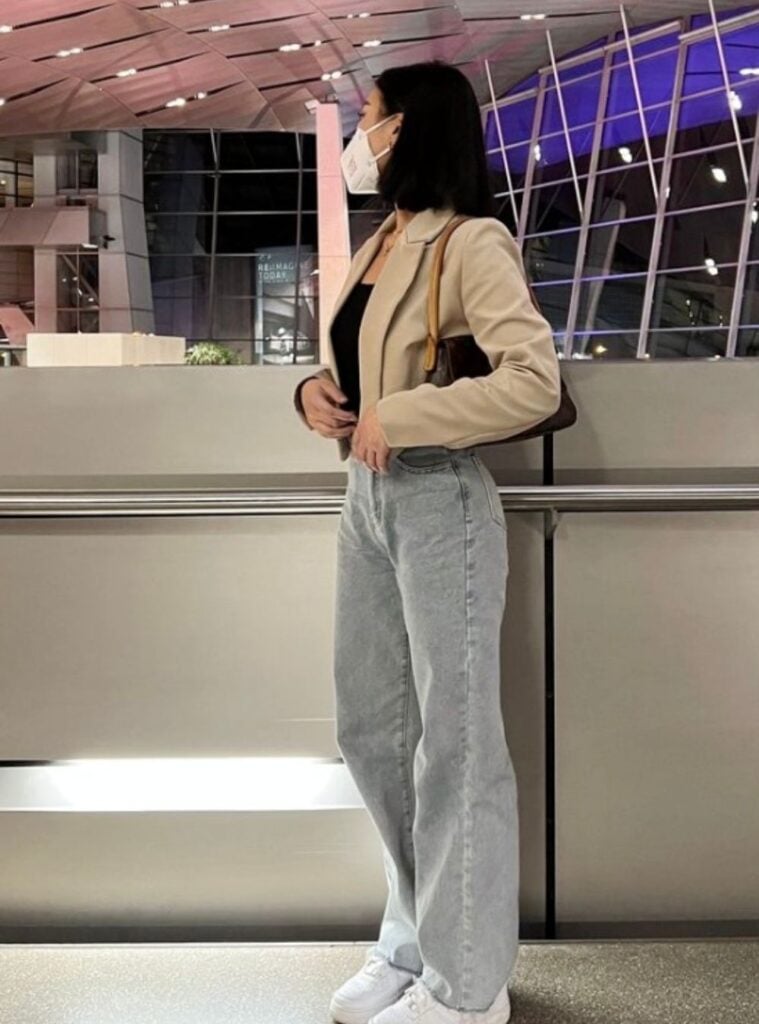 crop blazer + black tank + wide jeans