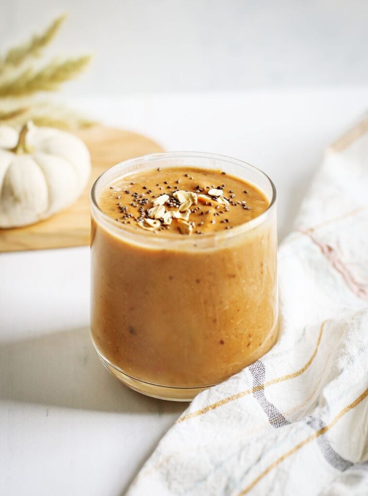 smoothie with oats, pumpkin, and cinnamon, hearty fall drink recipe