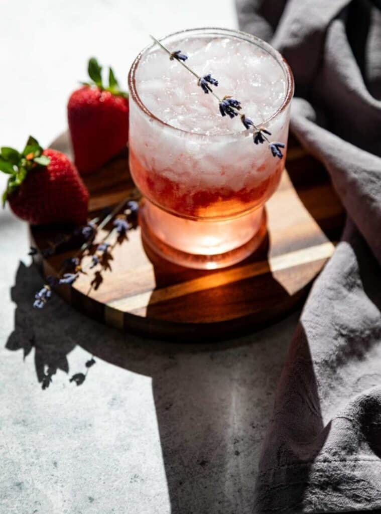 11 Refreshing Lavender Gin Cocktail – Light Aromatic lavender gin christmas cocktail drinks floral