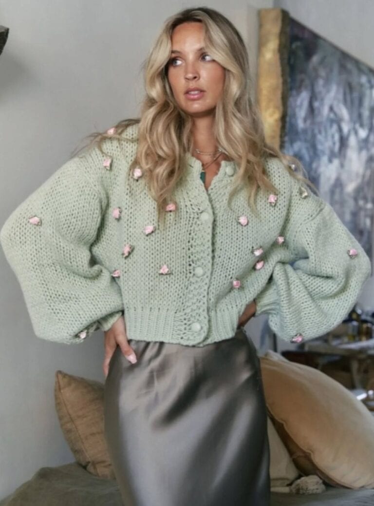 20+ Stylish Green Christmas Sweater Outfit Looks You'll Love